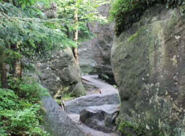 Boulder retaining wall natural